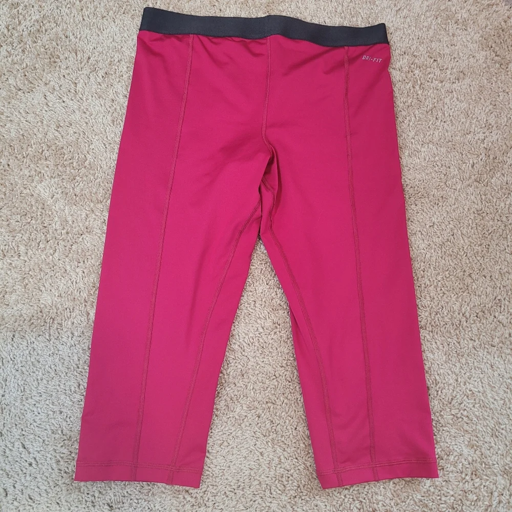 Nike pro Size Large Pink Fushia Cropped Legging Dri Fit athletic workout